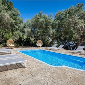 4 bedroom villa with pool by the sea, near Corfu town, sleeps 8